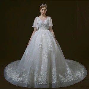 Luxe Ivoire Robe De Mariée 2018 Robe Boule Transparentes V Cou Manches Courtes Dos Nu Appliques En Dentelle Paillettes Perlage Cathedral Train Volants