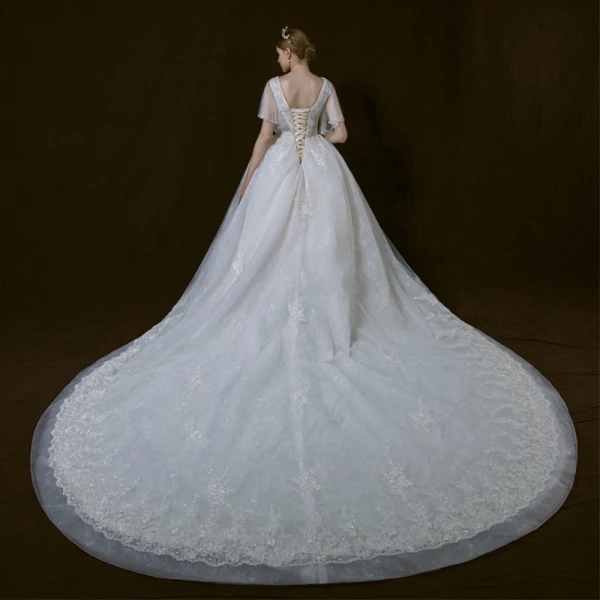 Luxe Ivoire Robe De Mariée 2018 Robe Boule Transparentes V-Cou Manches Courtes Dos Nu Appliques En Dentelle Paillettes Perlage Cathedral Train Volants