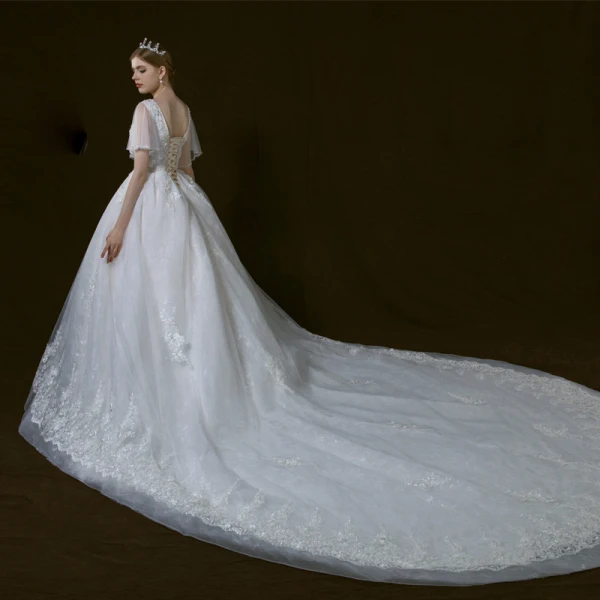 Luxe Ivoire Robe De Mariée 2018 Robe Boule Transparentes V-Cou Manches Courtes Dos Nu Appliques En Dentelle Paillettes Perlage Cathedral Train Volants