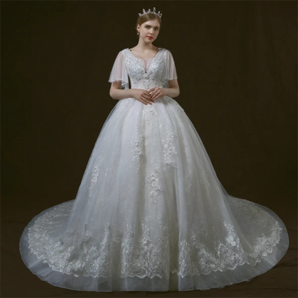 Luxe Ivoire Robe De Mariée 2018 Robe Boule Transparentes V-Cou Manches Courtes Dos Nu Appliques En Dentelle Paillettes Perlage Cathedral Train Volants