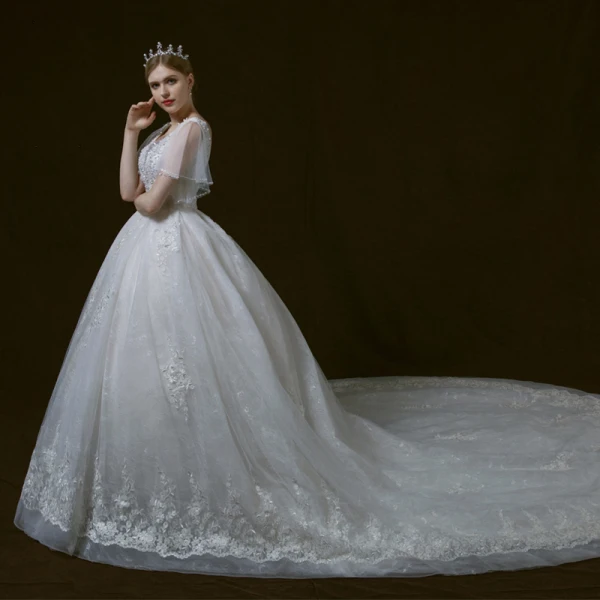 Luxe Ivoire Robe De Mariée 2018 Robe Boule Transparentes V-Cou Manches Courtes Dos Nu Appliques En Dentelle Paillettes Perlage Cathedral Train Volants