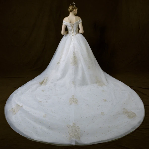 Élégant Ivoire Robe De Mariée 2018 Robe Boule De l'épaule V-Cou Manches Courtes Dos Nu Étoile Appliques En Dentelle Paillettes Perle Perlage Cathedral Train Volants