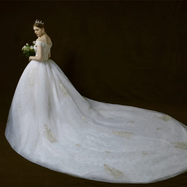 Élégant Ivoire Robe De Mariée 2018 Robe Boule De l'épaule V-Cou Manches Courtes Dos Nu Étoile Appliques En Dentelle Paillettes Perle Perlage Cathedral Train Volants