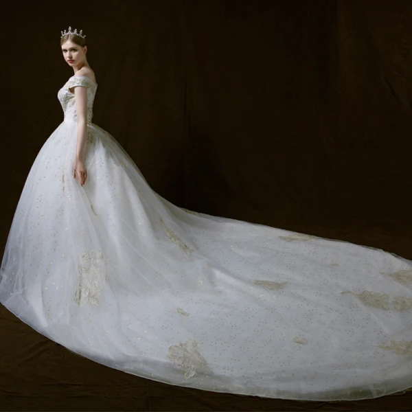 Bling Bling Ivoire Robe De Mariée 2018 Robe Boule De l'épaule Manches Courtes Dos Nu Étoile Appliques En Dentelle Perle Perlage Cathedral Train Volants