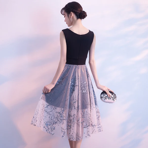 Élégant Noire Gris de retour Robe De Graduation 2018 Princesse Encolure Dégagée Sans Manches Impression Fleur Tulle Mi-Longues Volants Robe De Ceremonie