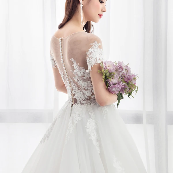 Illusion Ivory Pierced Wedding Dresses 2018 A-Line / Princess Scoop Neck Short Sleeve Appliques Lace Ruffle Chapel Train