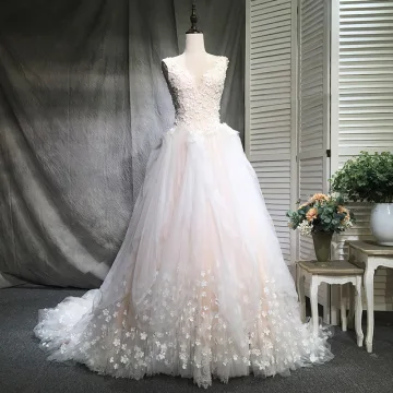 Étourdissant Champagne Robe De Mariée 2018 Robe Boule V Cou Sans Manches Dos Nu Appliques Fleur Perle Volants Chapel Train
