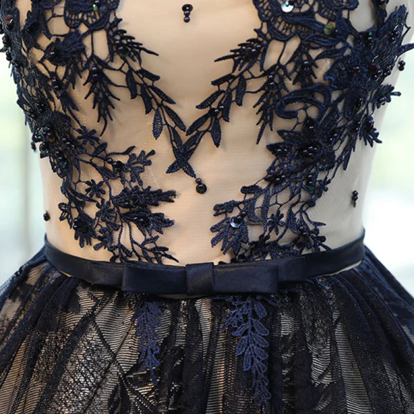 Chic / Belle Champagne Bleu Marine Robe De Bal 2017 Robe Boule Encolure Dégagée Sans Manches Appliques En Dentelle Paillettes Perle Noeud Ceinture Longue Volants Percé Dos Nu Robe De Ceremonie