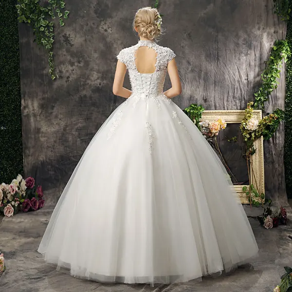 Abordable Chic / Belle Salle Robe De Mariée 2017 En Dentelle Appliques Faux Diamant Dos Nu Col Haut Manches Courtes Longue Ivoire Robe Boule