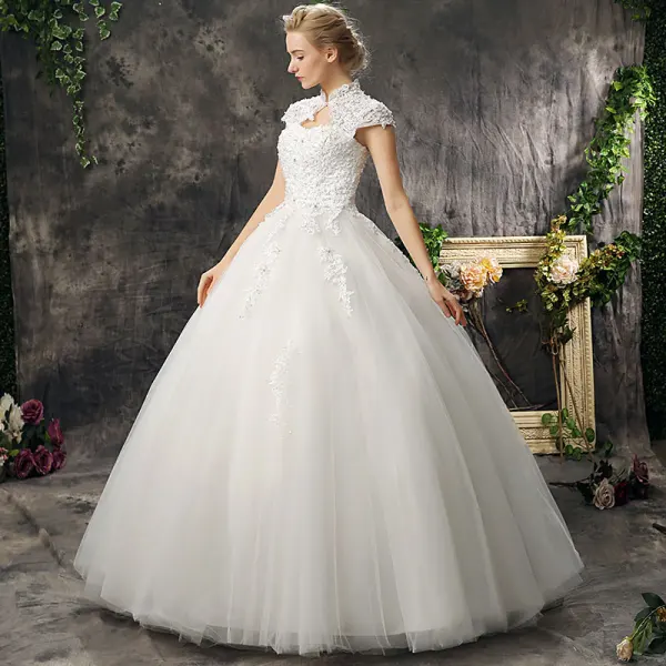 Abordable Chic / Belle Salle Robe De Mariée 2017 En Dentelle Appliques Faux Diamant Dos Nu Col Haut Manches Courtes Longue Ivoire Robe Boule