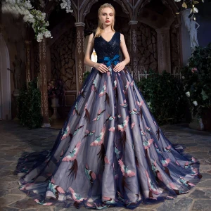 Chic Belle Bleu Marine Robe De Bal 2017 Robe Boule V Cou Sans Manches Appliques Fleur Perle Faux Diamant Noeud Ceinture Chapel Train Volants Dos Nu Robe De Ceremonie