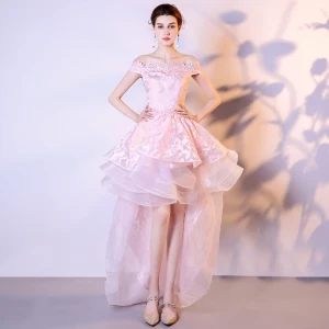 Mote Sukkertøyrosa Organza Cocktailkjoler 2018 Prinsesse Av Skulderen Korte Ermer Appliques Blonder Asymmetrisk Gripende Ruffles Ryggløse Formelle Kjoler