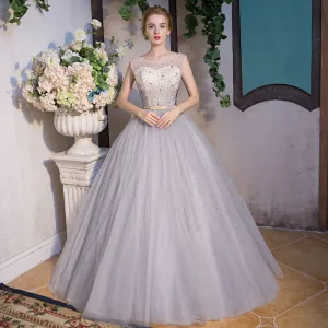 Luxe Gris Robe De Bal 2018 Robe Boule Encolure Dégagée Sans Manches Perlage Faux Diamant Métal Ceinture Longue Volants Dos Nu Robe De Ceremonie
