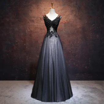 Snygga Fina Svarta Balklänningar 2017 Prinsessa V Hals Ärmlös Appliqués Spets Blomma Rhinestone Beading Långa Ruffle Halterneck