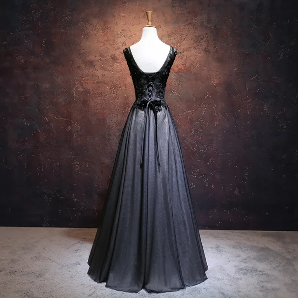 Flotte Sorte Gallakjoler 2017 Prinsesse V-Hals Ærmeløs Applikationsbroderi Med Blonder Blomsten Rhinestone Beading Lange Flæse Halterneck