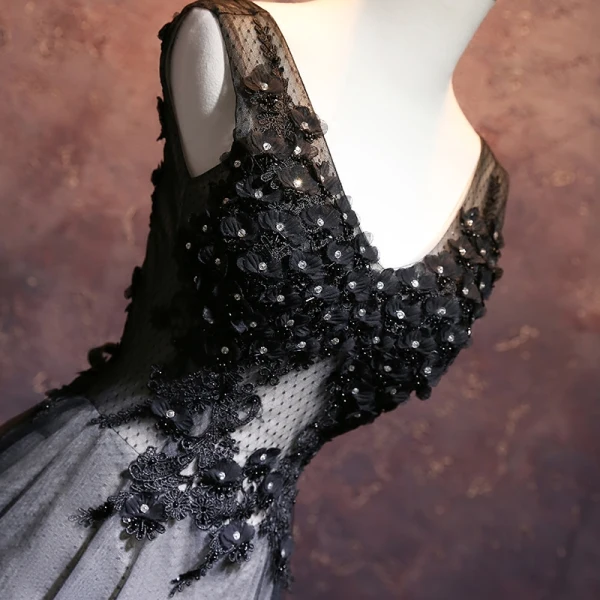 Flotte Sorte Gallakjoler 2017 Prinsesse V-Hals Ærmeløs Applikationsbroderi Med Blonder Blomsten Rhinestone Beading Lange Flæse Halterneck