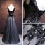 Flotte Sorte Gallakjoler 2017 Prinsesse V-Hals Ærmeløs Applikationsbroderi Med Blonder Blomsten Rhinestone Beading Lange Flæse Halterneck
