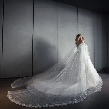Chic Beautiful Romantic Outdoor Garden Wedding Dresses 2017 Rhinestone Lace Appliques Sleeveless Off The Shoulder Backless Cathedral Train White Ball Gown