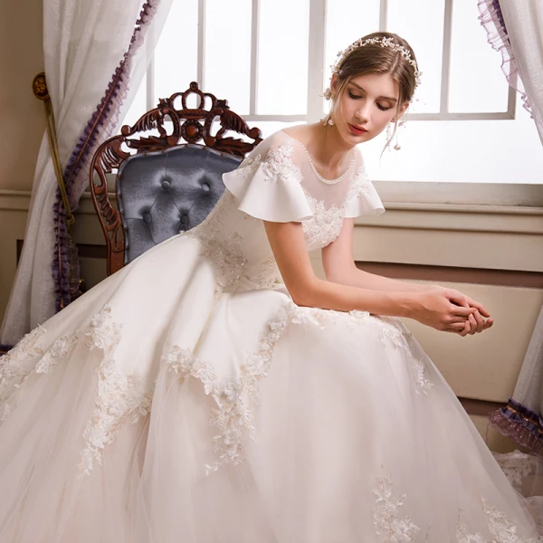 Chic / Belle Champagne Robe De Mariée 2018 Princesse Transparentes Perle Encolure Dégagée Manches Courtes Dos Nu Appliques En Dentelle Paillettes Volants Cathedral Train