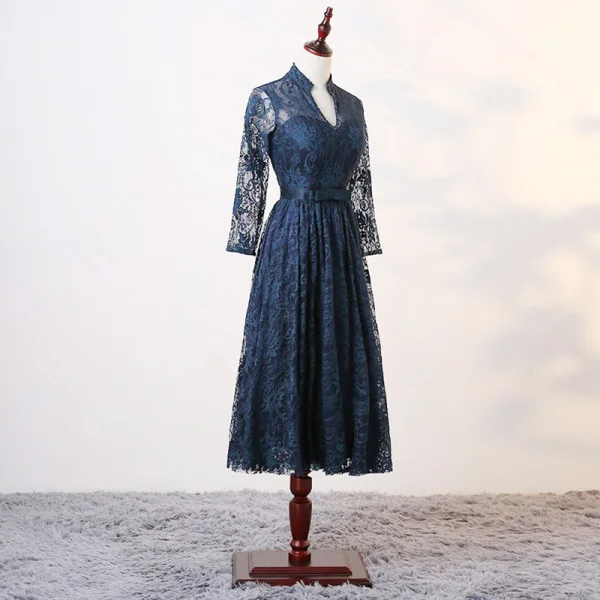 Chic / Beautiful Ink Blue Mother Of The Bride Dresses 2017 A-Line / Princess Crystal V-Neck Long Sleeve Bow Sash Knee-Length Ruffle Pierced Wedding Party Dresses