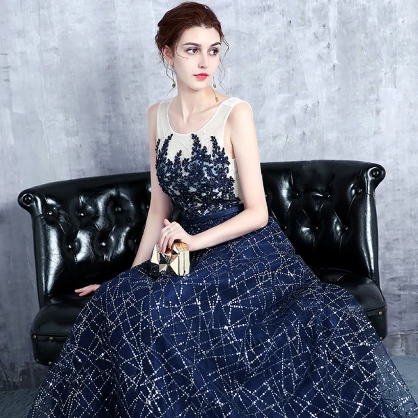 Schöne Marineblau Abendkleider 2017 A Linie Rundhalsausschnitt Ärmellos Applikationen Mit Spitze Perle Pailletten Glanz Strass Stoffgürtel Lange Rüschen Rückenfreies Festliche Kleider