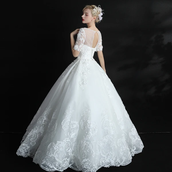 Chic / Belle Salle Robe De Mariée 2017 En Dentelle Appliques Perle Paillettes Encolure Dégagée Manches Courtes Dos Nu Longue Blanche Robe Boule