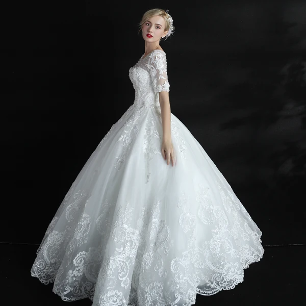 Chic / Belle Salle Robe De Mariée 2017 En Dentelle Appliques Perle Paillettes Encolure Dégagée Manches Courtes Dos Nu Longue Blanche Robe Boule