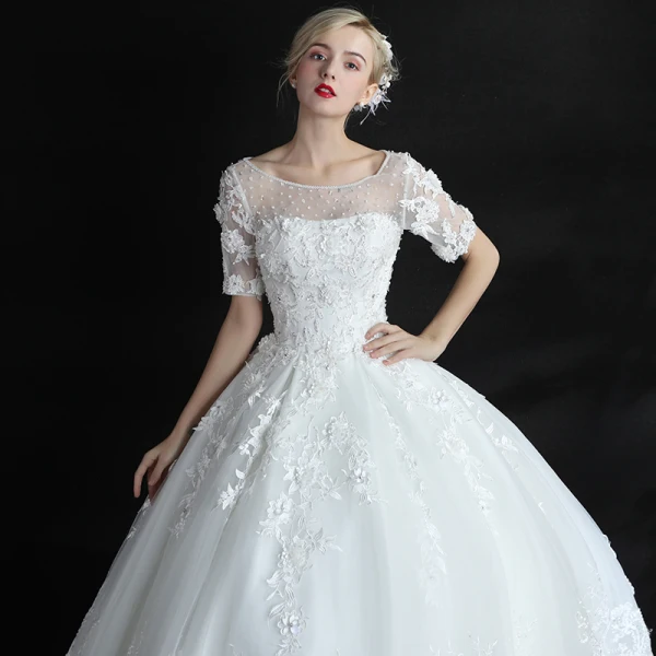 Chic / Belle Salle Robe De Mariée 2017 En Dentelle Appliques Perle Paillettes Encolure Dégagée Manches Courtes Dos Nu Longue Blanche Robe Boule