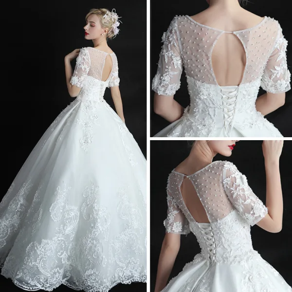 Chic / Belle Salle Robe De Mariée 2017 En Dentelle Appliques Perle Paillettes Encolure Dégagée Manches Courtes Dos Nu Longue Blanche Robe Boule