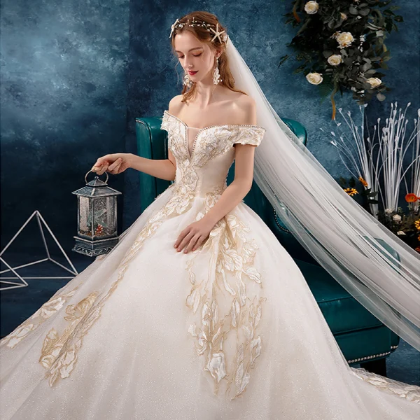 Stilig Champagne Bröllopsklänningar 2019 Prinsessa Av Axeln Beading Rhinestone Paljetter Spets Blomma Korta ärm Halterneck Royal Train