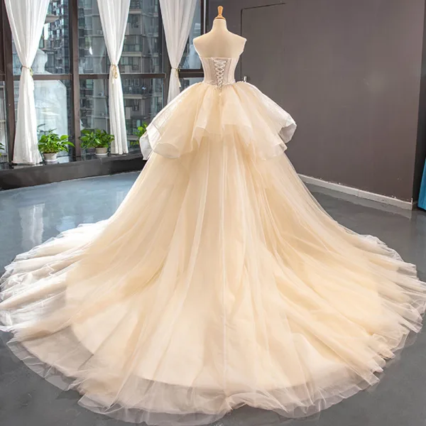 Haut de Gamme Champagne Robe De Mariée 2023 Robe Boule Volants Bustier En Dentelle Fleur Sans Manches Dos Nu Volants en Cascade Royal Train