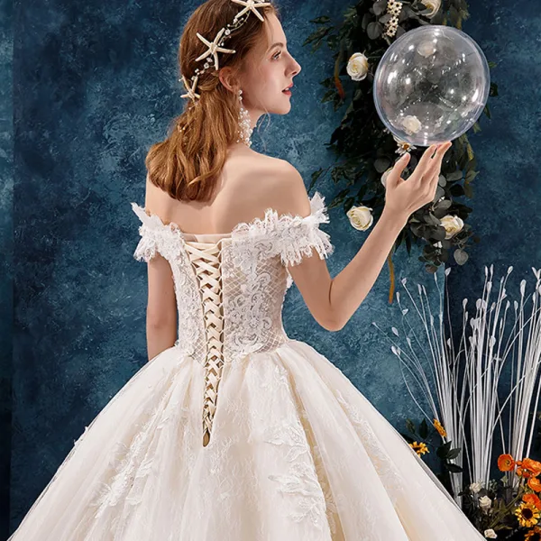 Stilig Champagne Gravid Bröllopsklänningar 2019 Balklänning Av Axeln Beading Pärla Paljetter Appliqués Spets Blomma Korta ärm Halterneck Royal Train