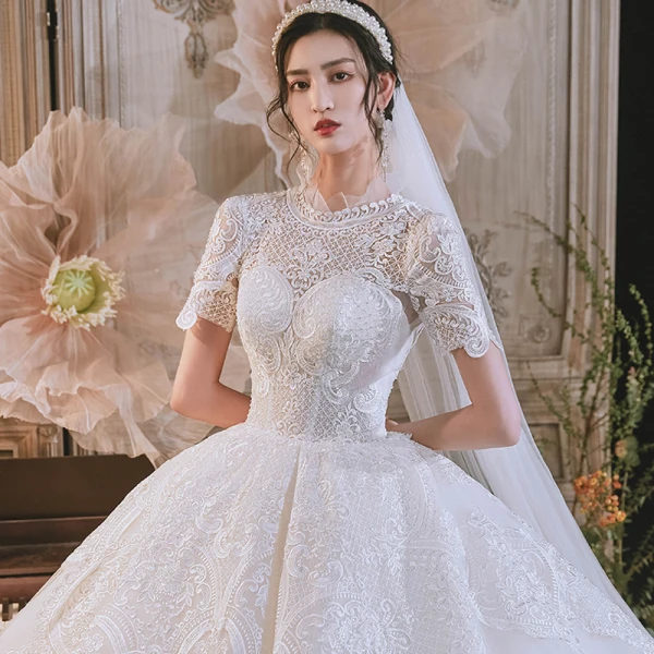 Élégant Haut de Gamme Ivoire Robe Boule Robe De Mariée 2021 Encolure Dégagée Perlage En Dentelle Fleur Manches Courtes Dos Nu Royal Train Mariage
