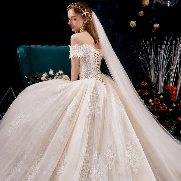 Edles Champagner Brautkleider / Hochzeitskleider 2019 A Linie Off Shoulder Perlenstickerei Perle Pailletten Spitze Blumen Ärmellos Rückenfreies Königliche Schleppe