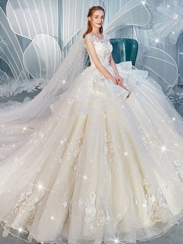 Étourdissant Champagne Robe De Mariée 2019 Princesse Encolure Dégagée Faux Diamant En Dentelle Fleur Appliques Sans Manches Dos Nu Volants en Cascade Royal Train