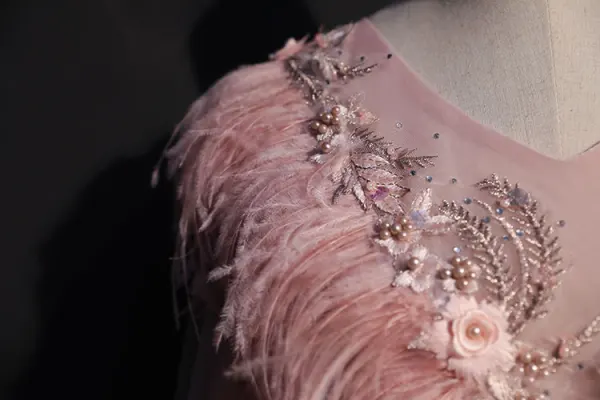 Elegant Pearl Pink Prom Dresses 2018 Ball Gown Lace Appliques Pearl Rhinestone Feather V-Neck Backless 1/2 Sleeves Floor-Length / Long Formal Dresses