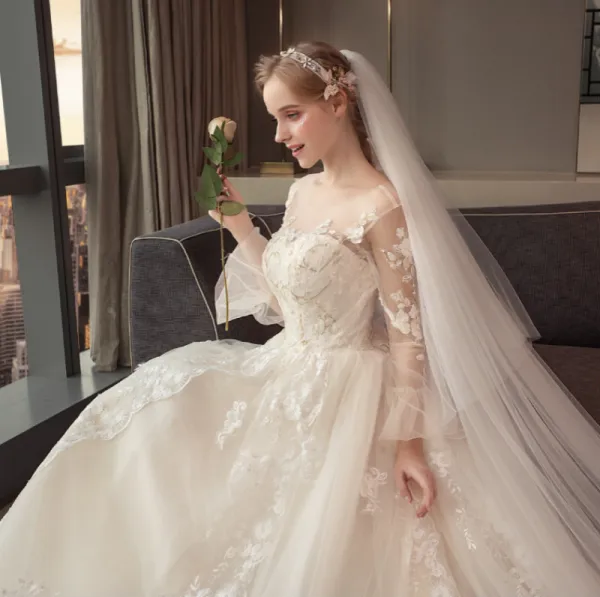 Moderne / Mode Champagne Robe De Mariée 2018 Robe Boule En Dentelle Appliques Perlage Paillettes Encolure Dégagée Dos Nu Sans Manches Royal Train Mariage