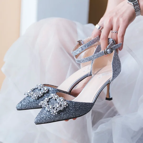 Glitzernden Silber Brautschuhe 2019 Strass Pailletten Knöchelriemen 7 cm Stilettos Spitzschuh Hochzeit Hochhackige