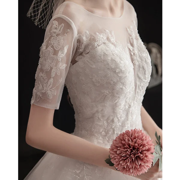 Élégant Ivoire Robe De Mariée 2019 Princesse Encolure Dégagée Perlage Paillettes En Dentelle Fleur Manches Courtes Dos Nu Cathedral Train