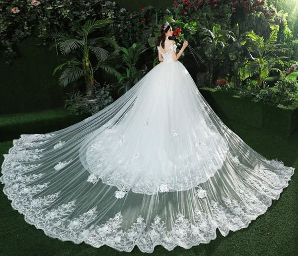 Stunning White Wedding Dresses 2018 Ball Gown Lace Appliques Beading Scoop Neck Backless Sleeveless Royal Train Wedding