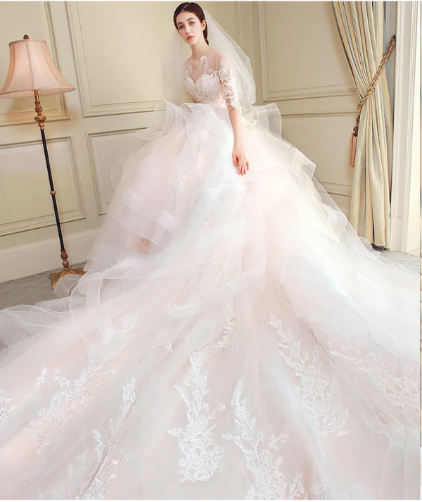 Moderne / Mode Volants en Cascade Robe De Mariée 2018 Robe Boule En Dentelle Appliques Brodé Encolure Dégagée Dos Nu 3/4 Manches Royal Train Mariage