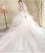 Moderne / Mode Volants en Cascade Robe De Mariée 2018 Robe Boule En Dentelle Appliques Brodé Encolure Dégagée Dos Nu 3/4 Manches Royal Train Mariage