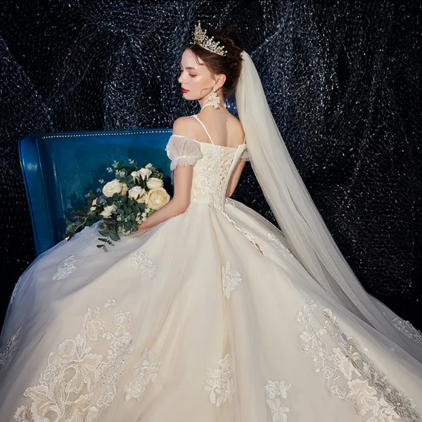 Luxe Champagne Robe De Mariée 2020 Princesse Encolure Carrée En Dentelle Fleur Appliques Faux Diamant Perle Sans Manches Dos Nu Royal Train