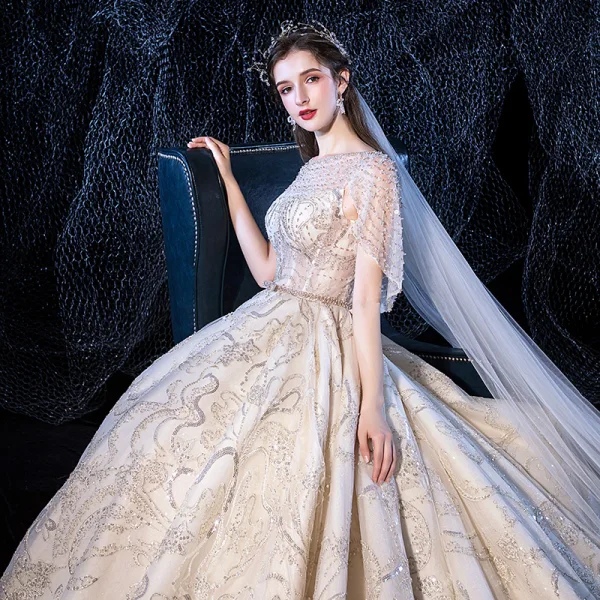 Luxe Champagne Robe De Mariée 2020 Princesse Encolure Dégagée Fait main Perlage Perle Paillettes En Dentelle Fleur Manches Courtes Dos Nu Royal Train