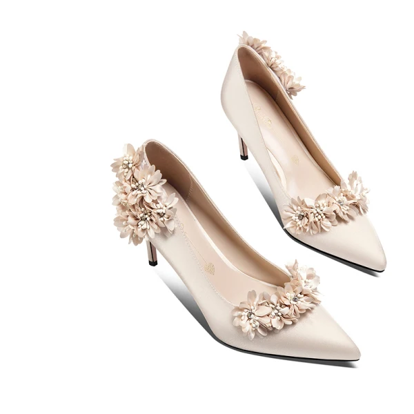 Fashion Champagne Wedding Shoes 2020 Satin 3D Lace Appliques Rhinestone 7 cm Stiletto Heels Pointed Toe Wedding Pumps