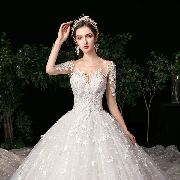 Haut de Gamme Ivoire Robe De Mariée 2020 Robe Boule Encolure Dégagée Perlage Faux Diamant En Dentelle Fleur Manches Longues Dos Nu Royal Train