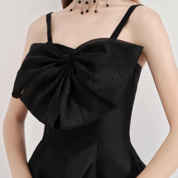 Simple Noire de retour Robe De Graduation 2020 Princesse Bretelles Spaghetti Noeud Sans Manches Dos Nu Thé Longueur Robe De Ceremonie