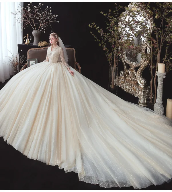 Eleganta Champagne Glittriga / Glitter Bröllopsklänningar 2020 Balklänning V-Hals Beading Rhinestone Paljetter Spets Blomma Långärmad Halterneck Royal Train