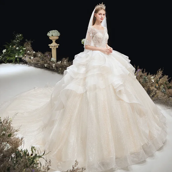 Charmant Ivoire Glitter Volants en Cascade Robe De Mariée 2020 Robe Boule Encolure Dégagée Perlage En Dentelle Fleur 1/2 Manches Dos Nu Cathedral Train