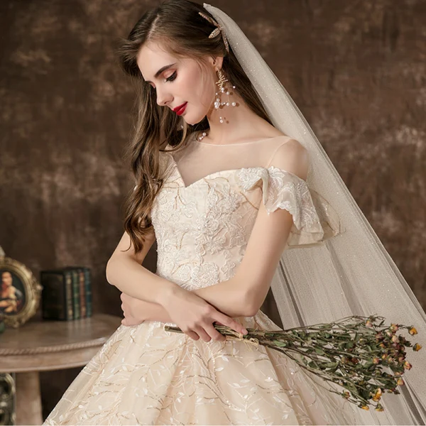 Charmant Champagne Robe De Mariée 2020 Princesse Encolure Dégagée Perlage Paillettes En Dentelle Fleur Manches Courtes Dos Nu Cathedral Train